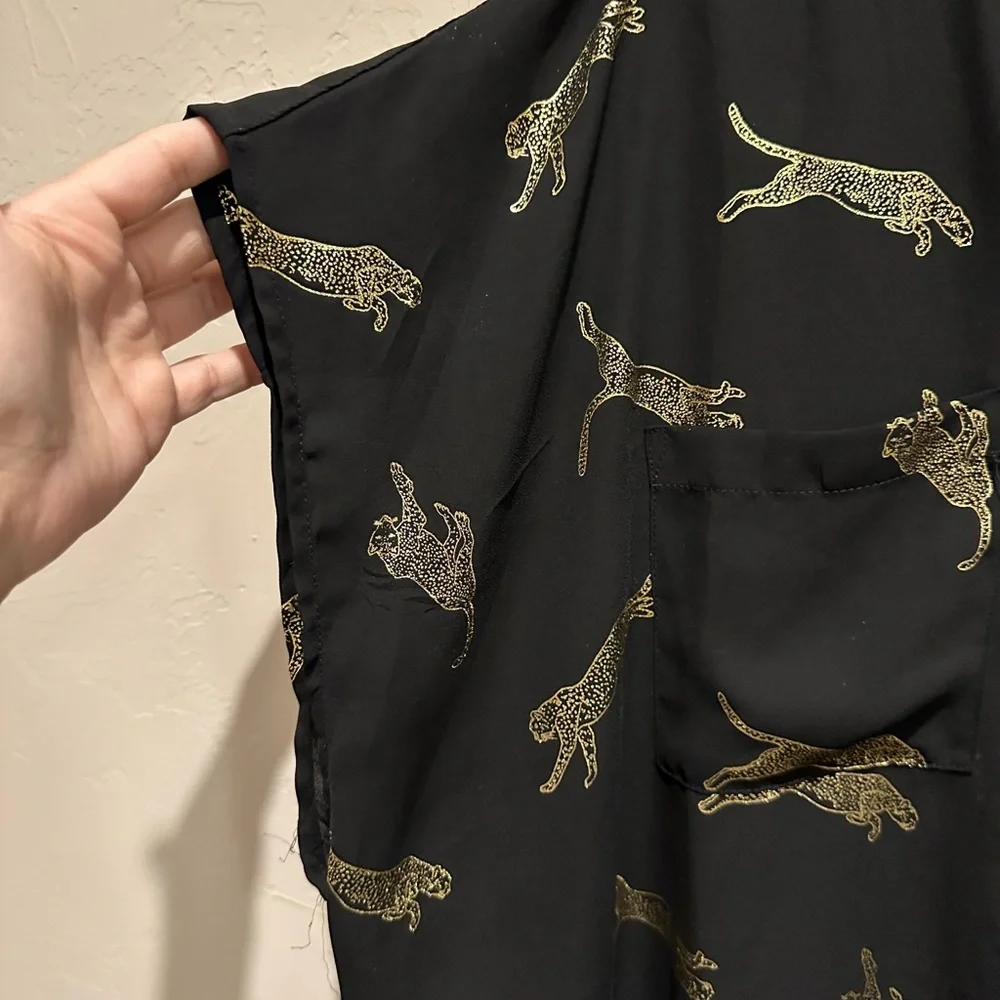 PRICE DROP! Torrid black and gold leopard short sleeve top size 3 - Picture 4 of 5